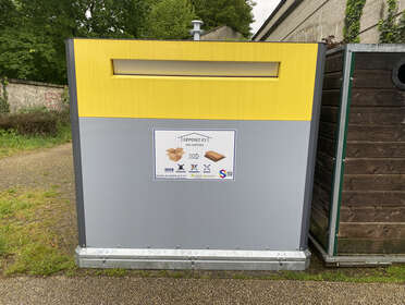 Installation d'une borne d'apport volontaire spéciale cartons