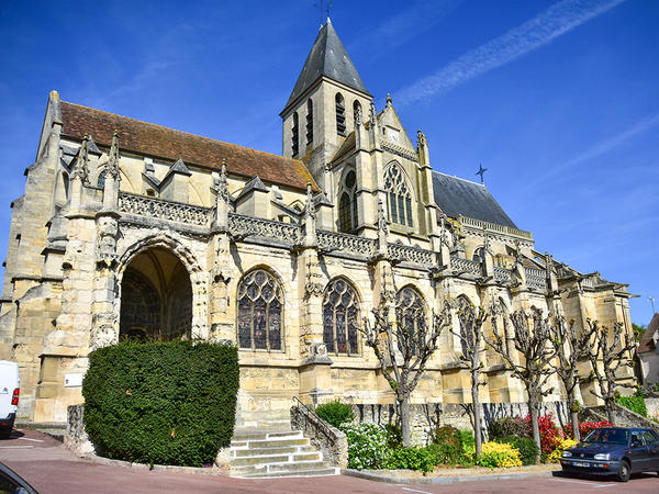 vue de l'eglise depusi le parking